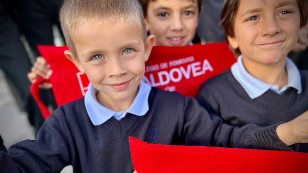 El Colegio Aldovea celebra el acto de bienvenida de la 52ª Promoción con la entrega de banderines