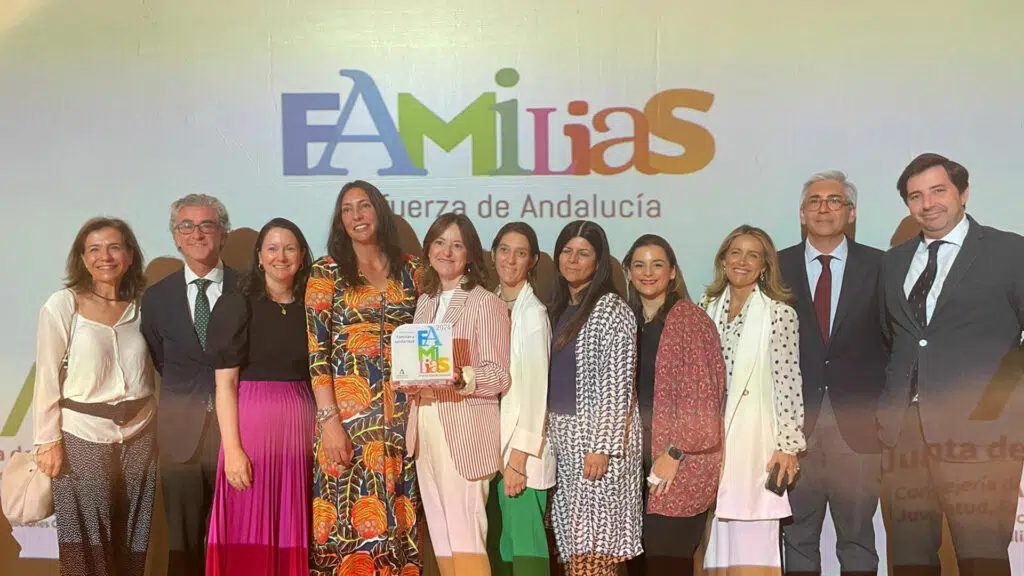 La Asociación de Padres y Madres del Colegio Entreolivos recibe el Premio “Familias y Solidaridad”, concedido por la Consejería de Inclusión Social, Juventud, Familias e Igualdad 