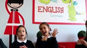 En Infantil los alumnos trabajan también la oratoria en el English corner.