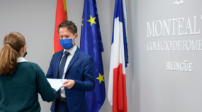 Monsieur Mickael White entrega los diplomas de francés 2021 en el colegio Montealto