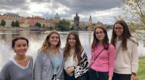 Alumnas del colegio Peñamayor hacen un viaje a Praga como premio a la Liga de Debate Versus