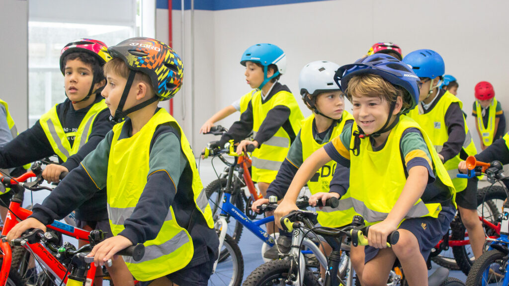 Los alumnos de Primaria del Colegio Peñarredonda disfrutan del Día de la Bicicleta